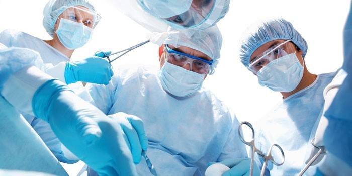 Médicos na operação