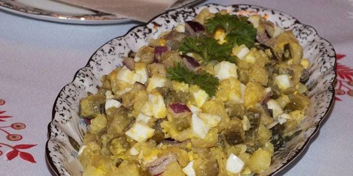 Ensalada de arenque, papas hervidas y cebolla morada