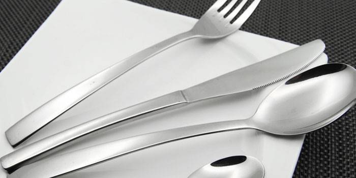 Cubiertos de plata en un plato