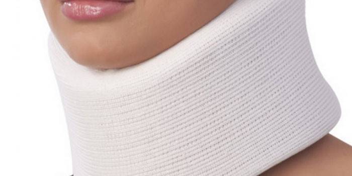 Cuello de neumático en el cuello de la niña.