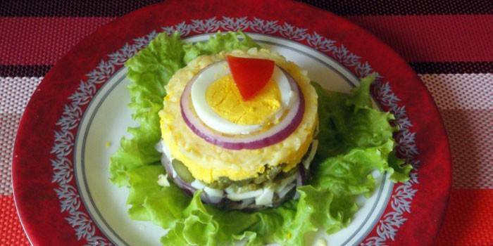 Salada de folhado em um prato
