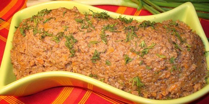 Patê de fígado de carne caseiro em forma de