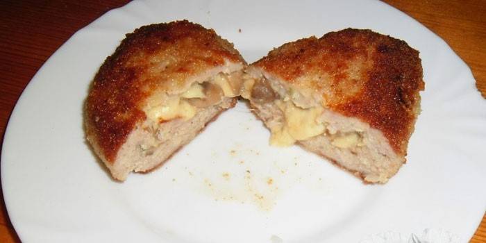 Zraza de carne picada con relleno de queso cortado