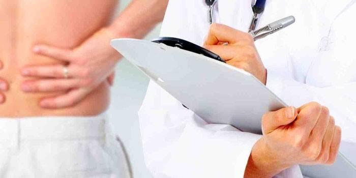 El doctor toma notas