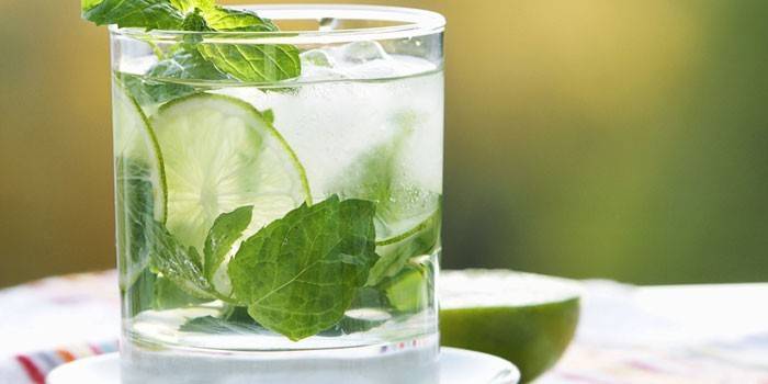 Mojito cocktail em um copo com limão e hortelã