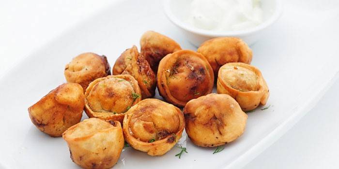 Smażone pierogi z sosem na talerzu