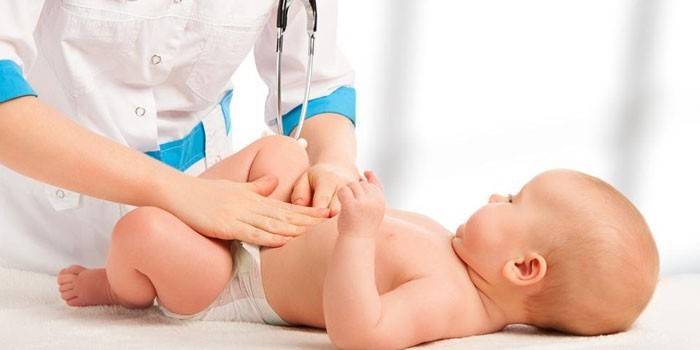 Medic pohmatuje brucho dieťaťa