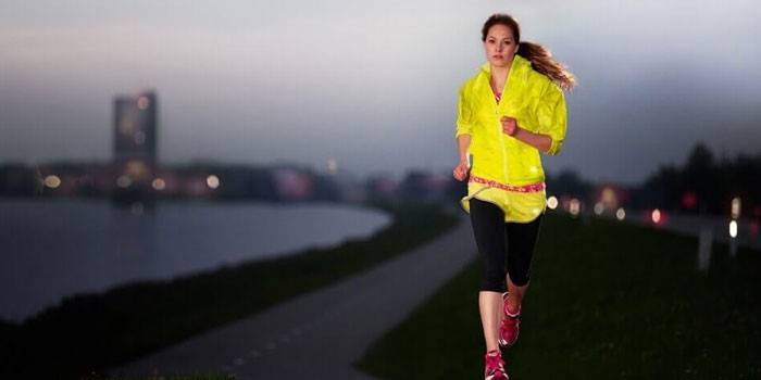 Młoda kobieta jogging