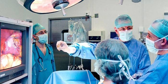 Médicos na operação