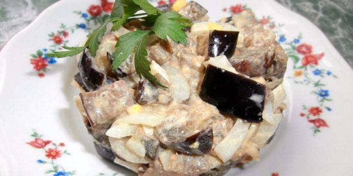 Salada de berinjela com cebola em conserva
