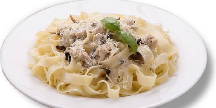Macarrão com champignon e carne de frango
