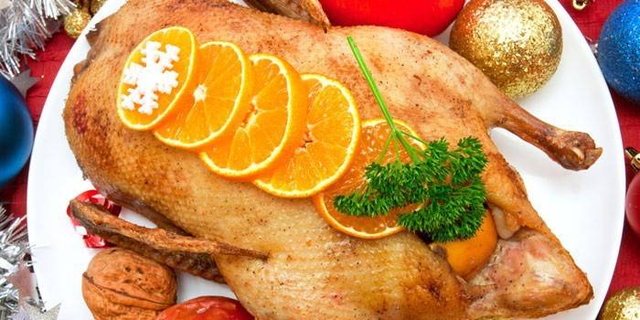 Pato recheado com fatias de laranjas e maçãs