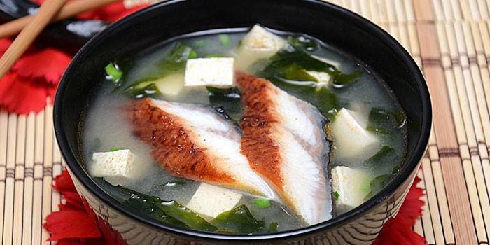 Sopa de miso com cogumelos shiitake em um prato