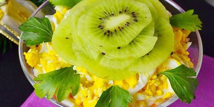 Salada de gozo de senhoras com ovos cozidos e Kiwi