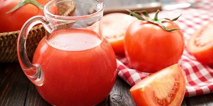 Suco de tomate em uma jarra e tomate