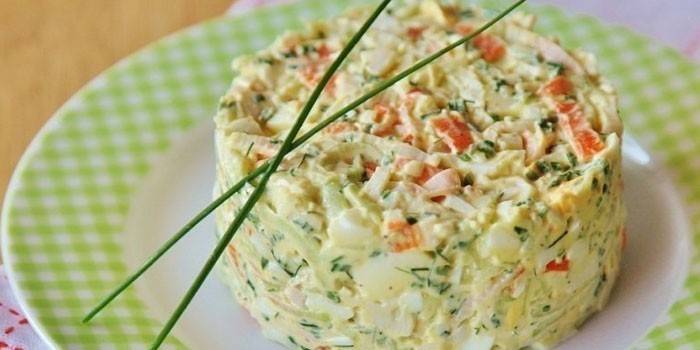Salada de palitos de laranja e caranguejo
