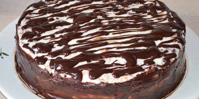 Dedos da senhora bolo com leite condensado em cobertura de chocolate