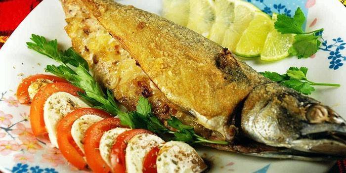 Caballa empanada rellena con ensalada caprese en un plato