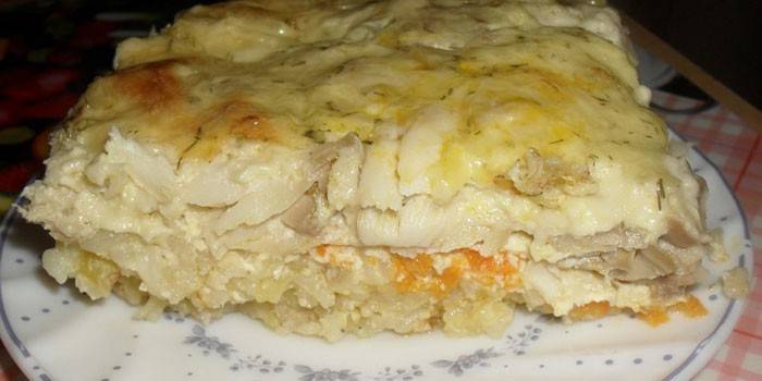 Un trozo de cazuela de pescado con arroz en un plato