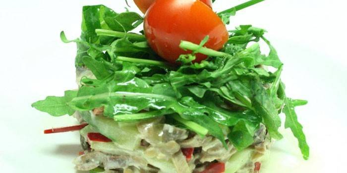 Salada de linguiça com rúcula e lingüeta de porco