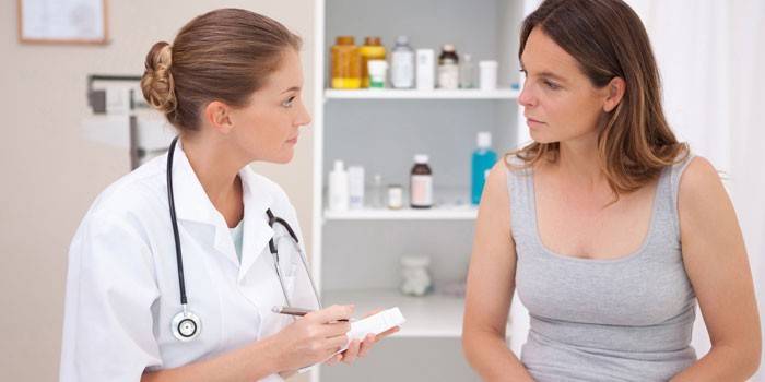 Mujer en la cita del doctor