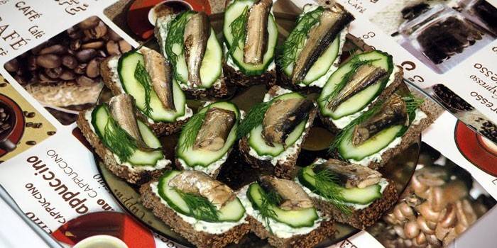 Sanduíches com espadilha e pepino fresco