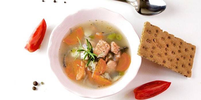 Sopa de salmão em um prato e pão