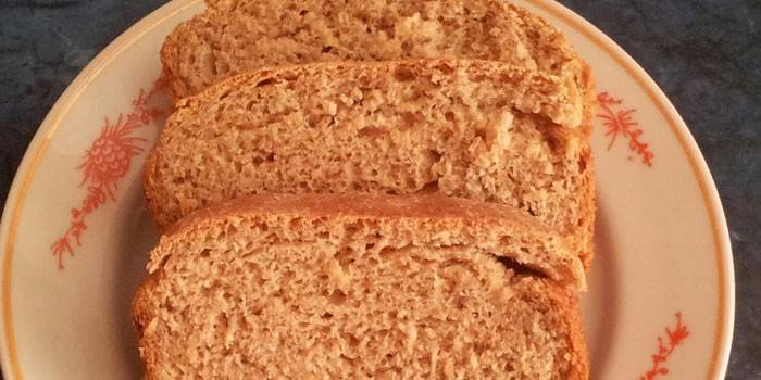 Três fatias de pão em um prato