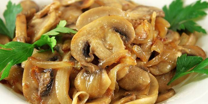 Champiñones fritos con cebolla