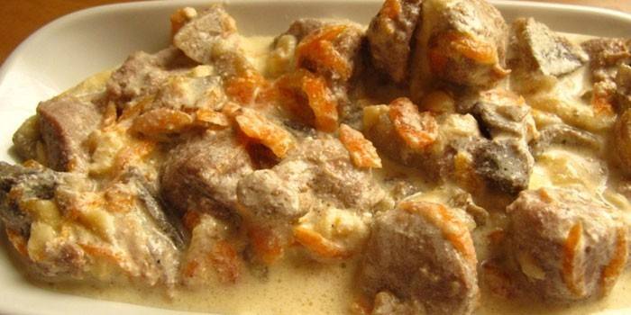 Ás de carne de peru com cenoura e creme azedo