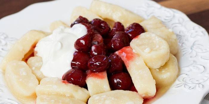 Bolinhos de massa com geléia de cereja