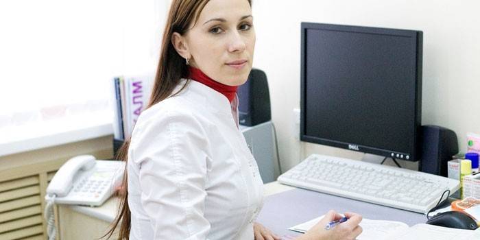 Médico feminino no trabalho