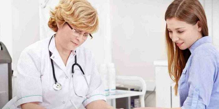 Garota na consulta do médico