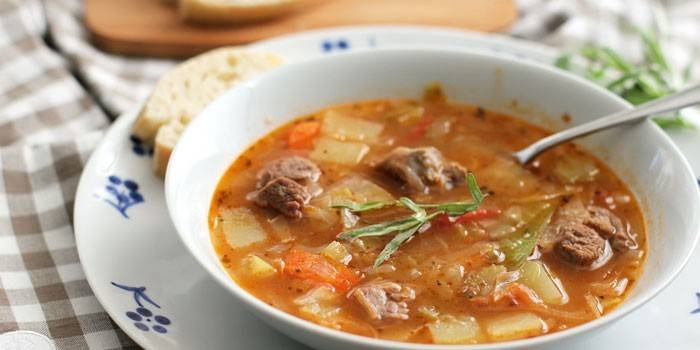 Com batatas e pedaços de carne
