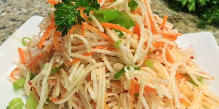 Ensalada de vitaminas de nabos, zanahorias y manzanas