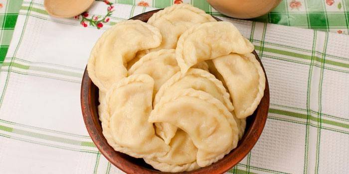 Empanadillas preparadas en un plato hondo