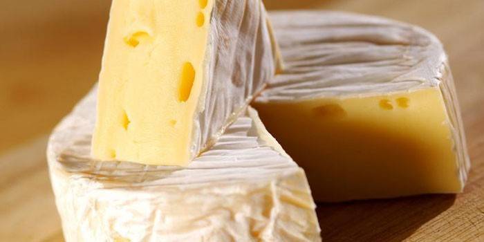 Gotowy ser Camembert w kawałku