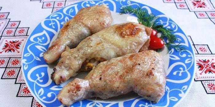 Pernas de frango recheado em um prato