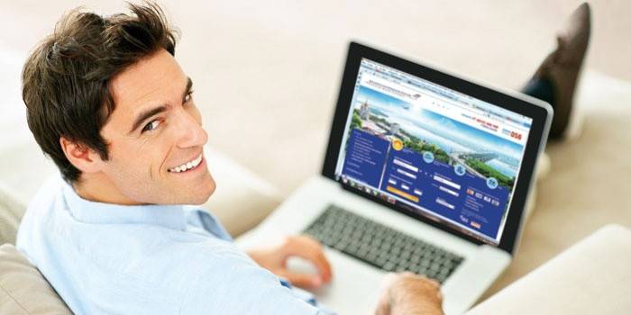 Hombre con laptop