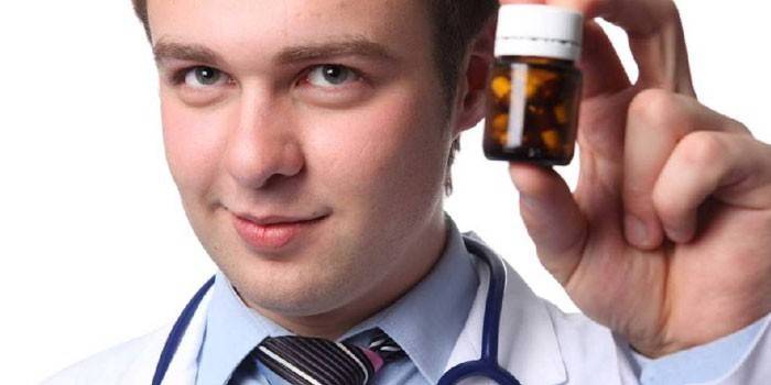 Médico masculino, com, pílulas, em, mão