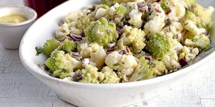 Salada de couve-flor pronta com cebola vermelha antes de vestir