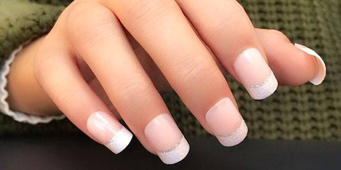 Mão com unhas postiças