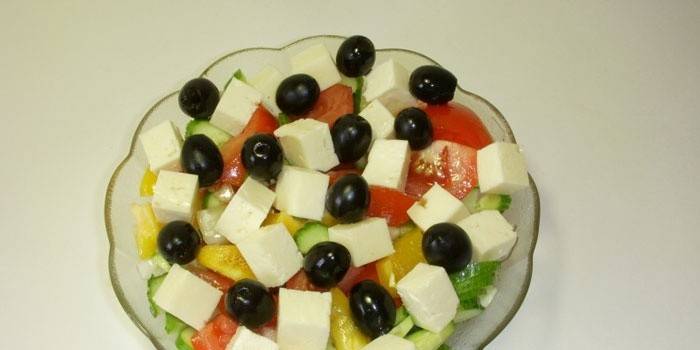 Ensalada griega con queso feta en una ensaladera
