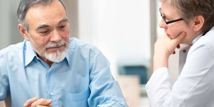 Homem na consulta do médico