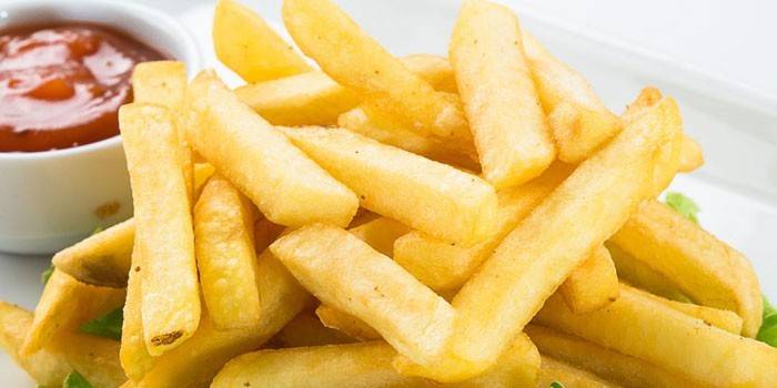 Papas fritas con salsa de tomate