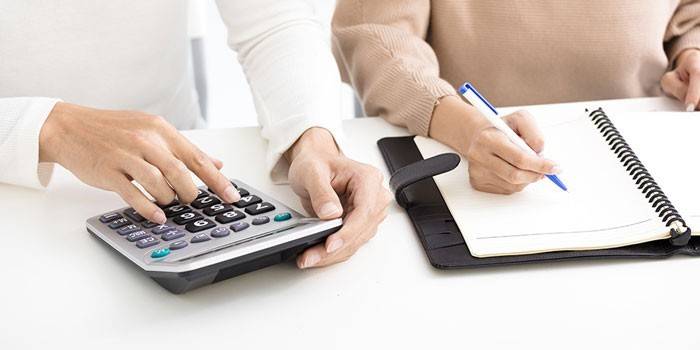 Las personas trabajan con documentos.