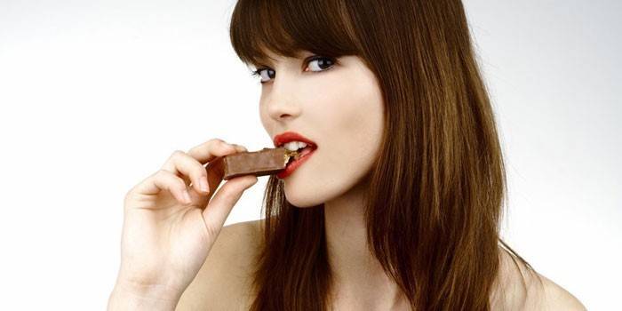 Niña comiendo un bar