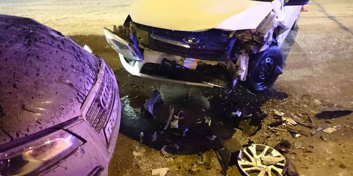 Dois carros colidiram