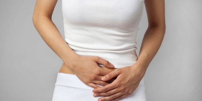 Dor abdominal em uma mulher
