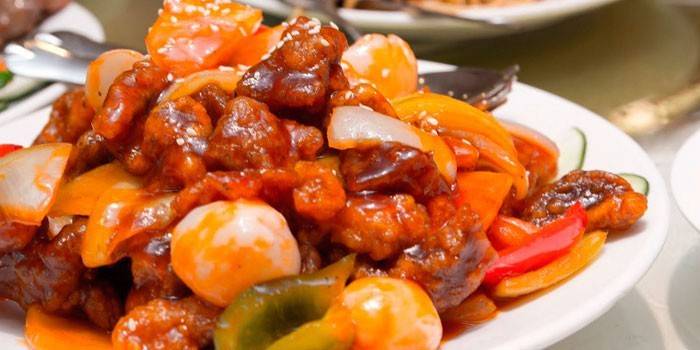 Trozos de cerdo al horno con verduras